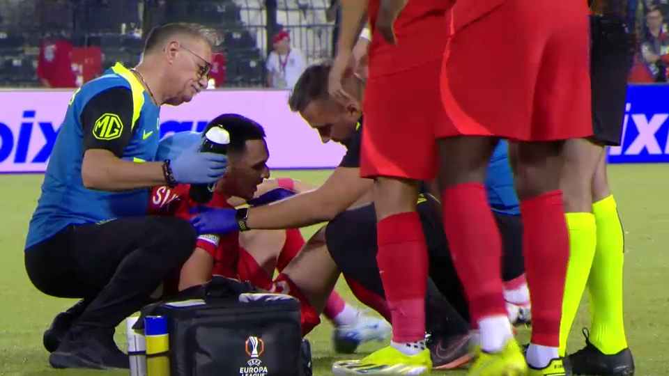 Emoții mari pentru FCSB &icirc;ncă din startul meciului cu PAOK! Unul dintre preferații lui Gigi Becali s-a ales cu nasul spart